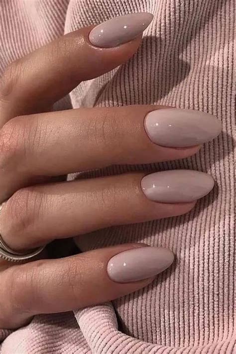 24 Short, Nude Nail Ideas That Are Anything But。